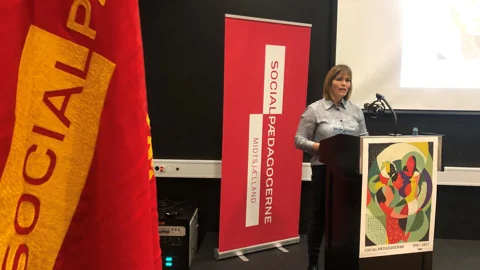 Lene-på-talerstol-beskåret.jpg